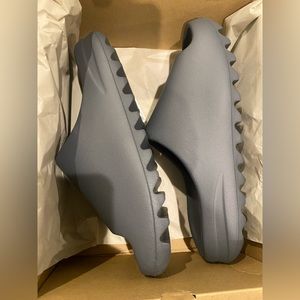 **SOLD** Yeezy Slides “Slate Grey”